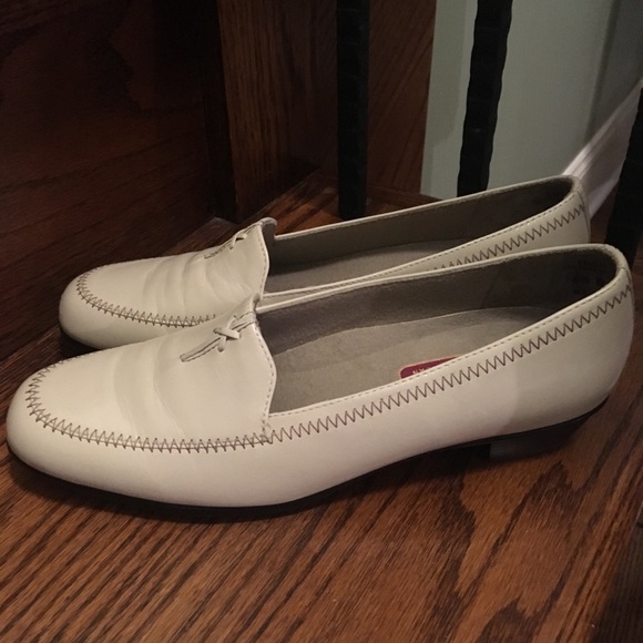 Munro American 6.5 almond stitched loafer - Picture 3 of 6